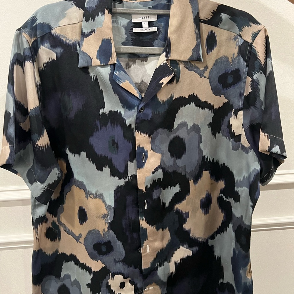 Reiss Men's Cuban Collar Floral Pattern Shirt - Black, Blue, and Tan